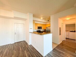 2421 NE 65th St, Unit 601 in Fort Lauderdale, FL - Foto de edificio - Building Photo