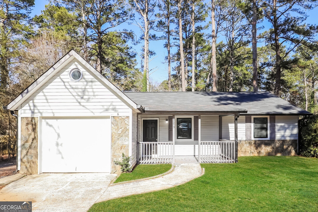 9319 Forest Knoll Dr in Jonesboro, GA - Building Photo