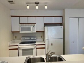 404 Camberley Way, Unit K in Chesapeake, VA - Building Photo - Building Photo