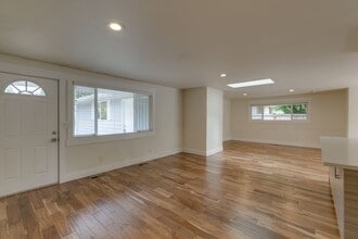 10411 NE 142nd Pl in Kirkland, WA - Building Photo - Building Photo