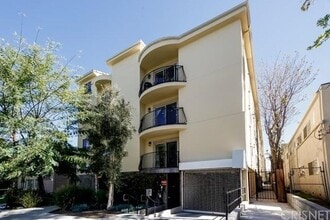 5315 Bellingham Ave, Unit 206 in Valley Village, CA - Building Photo - Building Photo