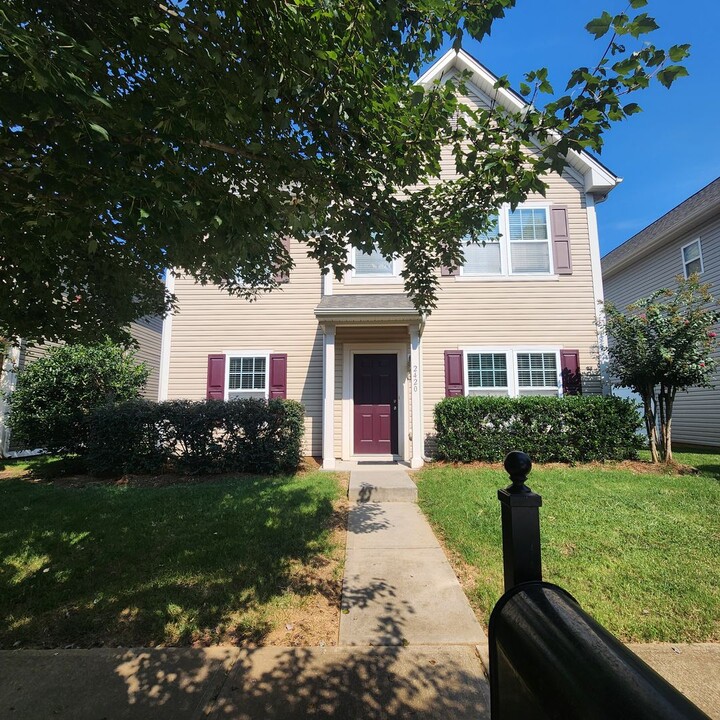 2420 Autumn Mist Dr in Winston-Salem, NC - Foto de edificio