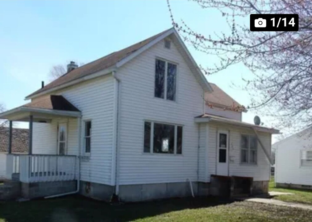 705 Franklin St in Ackley, IA - Building Photo