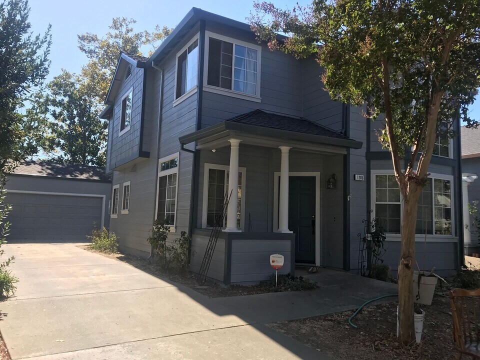 1285 Farragut Cir in Davis, CA - Foto de edificio