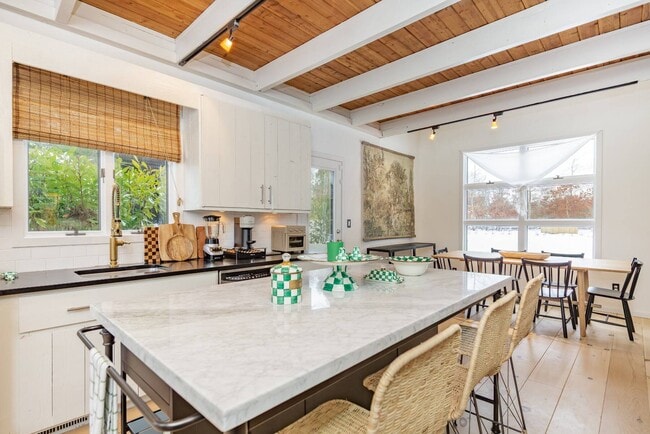 97 Swamp Rd in East Hampton, NY - Building Photo - Building Photo