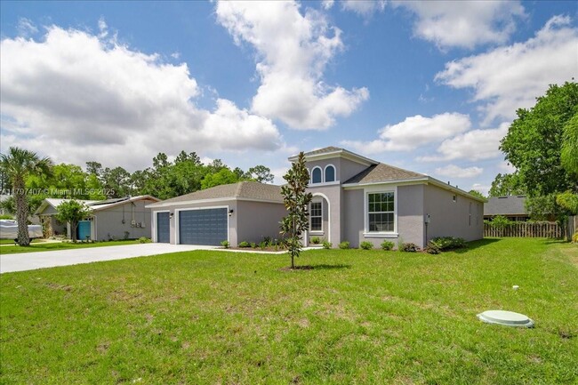 11 Burgundy Pl in Palm Coast, FL - Building Photo - Building Photo