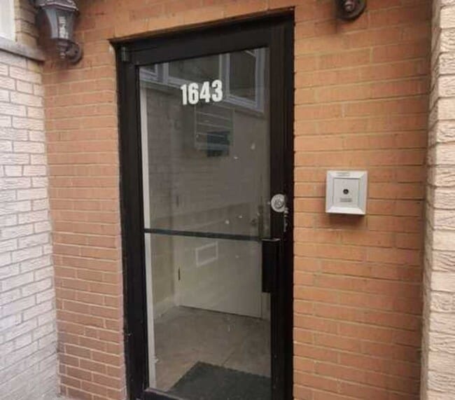 1643 W Sherwin Ave in Chicago, IL - Foto de edificio - Building Photo