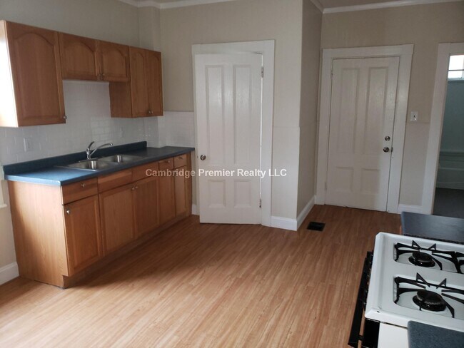 16 Webster Ave, Unit 3