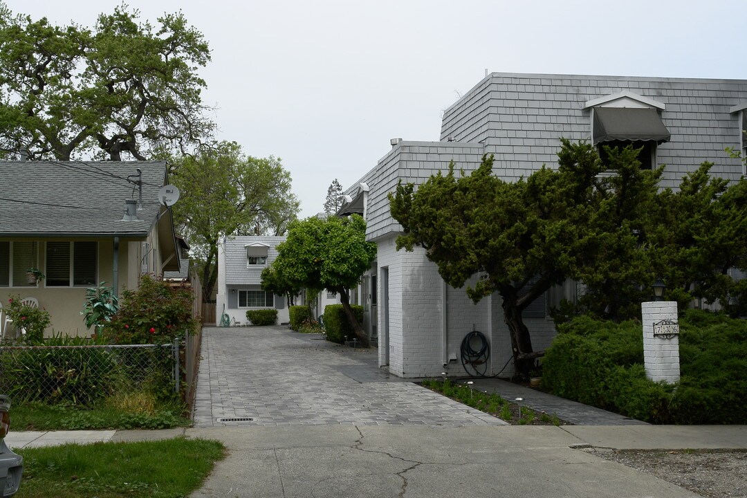 736 Madison Ave in Redwood City, CA - Building Photo