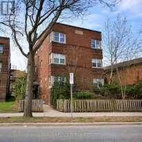 1024 King St E in Hamilton, ON - Building Photo