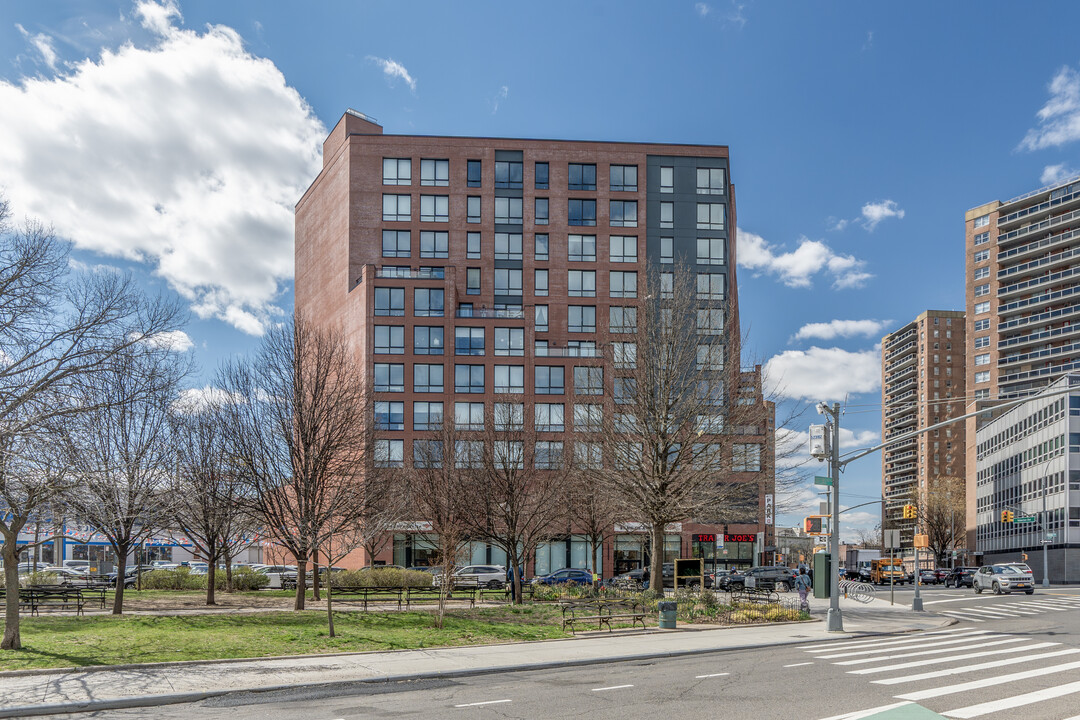 The Yellowstone in Forest Hills, NY - Foto de edificio