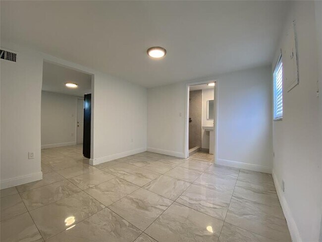 2250 NW 103rd St in Miami, FL - Building Photo - Building Photo