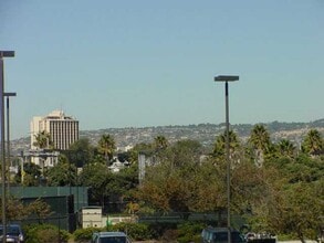 4568 W Point Loma Blvd in San Diego, CA - Building Photo - Building Photo