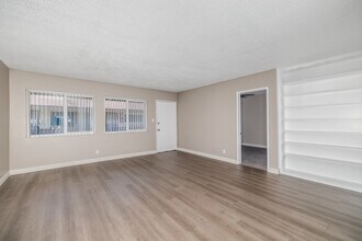 745-747 Venice Way in Inglewood, CA - Building Photo - Interior Photo