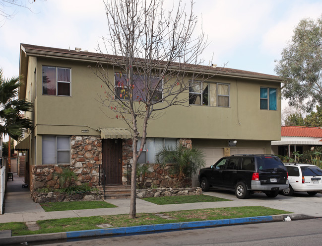 2227 Cedar Ave in Long Beach, CA - Foto de edificio - Building Photo