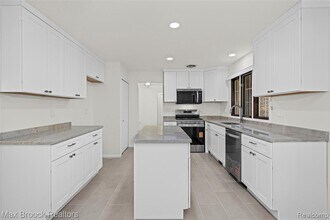 28977 Lake Park Dr in Farmington Hills, MI - Building Photo - Building Photo