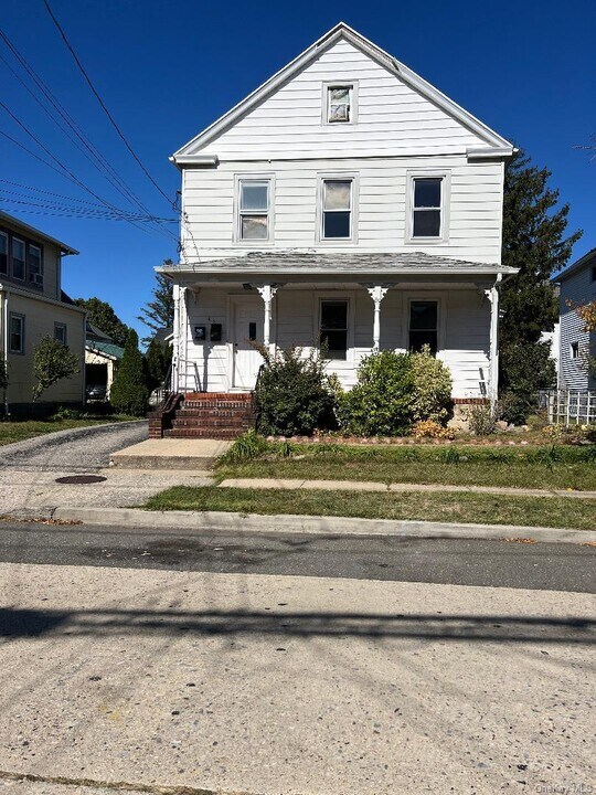 43 W Valley Stream Blvd in Valley Stream, NY - Building Photo
