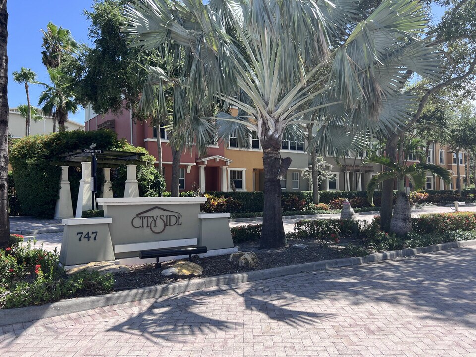 1740 San Benito Way in West Palm Beach, FL - Building Photo