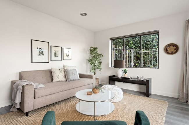 1742 Redesdale Ave in Los Angeles, CA - Building Photo - Building Photo