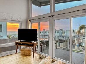 420 Marine Ave in Manhattan Beach, CA - Building Photo - Building Photo