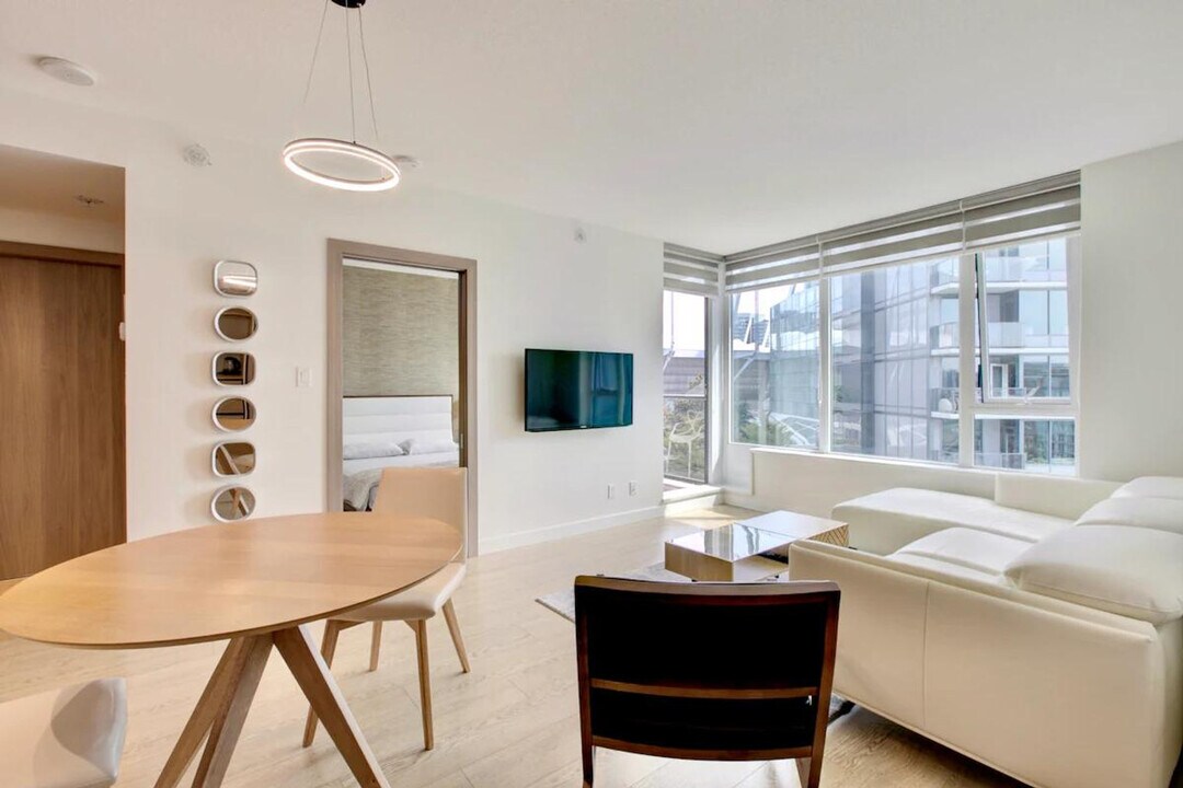 39 Smithe St in Vancouver, BC - Building Photo