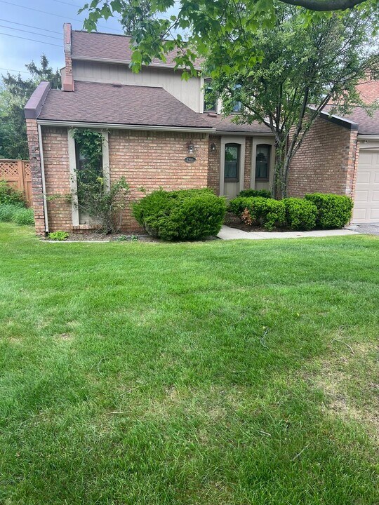 2906 Moon Lake Dr in West Bloomfield, MI - Building Photo