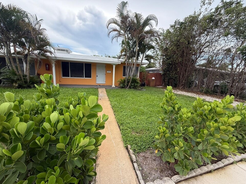 2396 NE 5th Ave in Boca Raton, FL - Building Photo