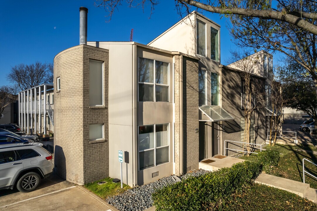 Travis Street Condos in Dallas, TX - Building Photo