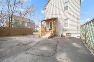 1433 E 112th St in Cleveland, OH - Building Photo - Building Photo