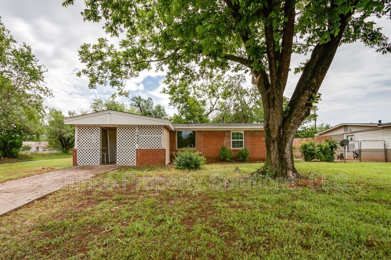 1800 Lariet Ln in Del City, OK - Foto de edificio