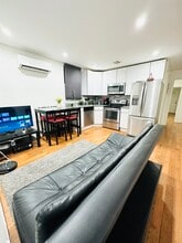 40 Woodbine St, Unit 1 in Brooklyn, NY - Foto de edificio - Building Photo