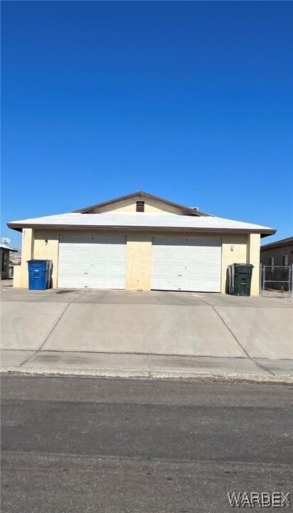 831 Baseline Rd in Bullhead City, AZ - Foto de edificio