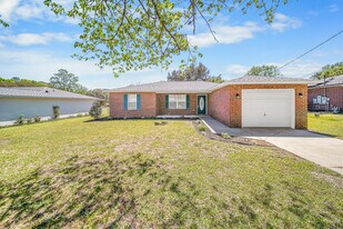 5899 Gillum Rd in Milton, FL - Building Photo