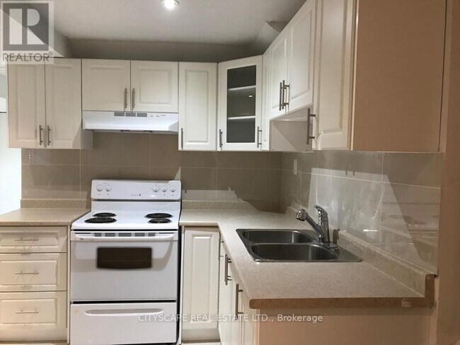 3404 Fountain Park Ave in Mississauga, ON - Building Photo - Building Photo