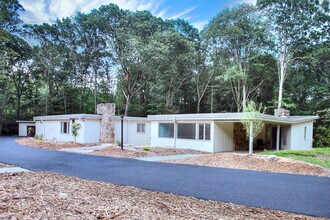 208 Bayberry Ln in Westport, CT - Building Photo - Building Photo
