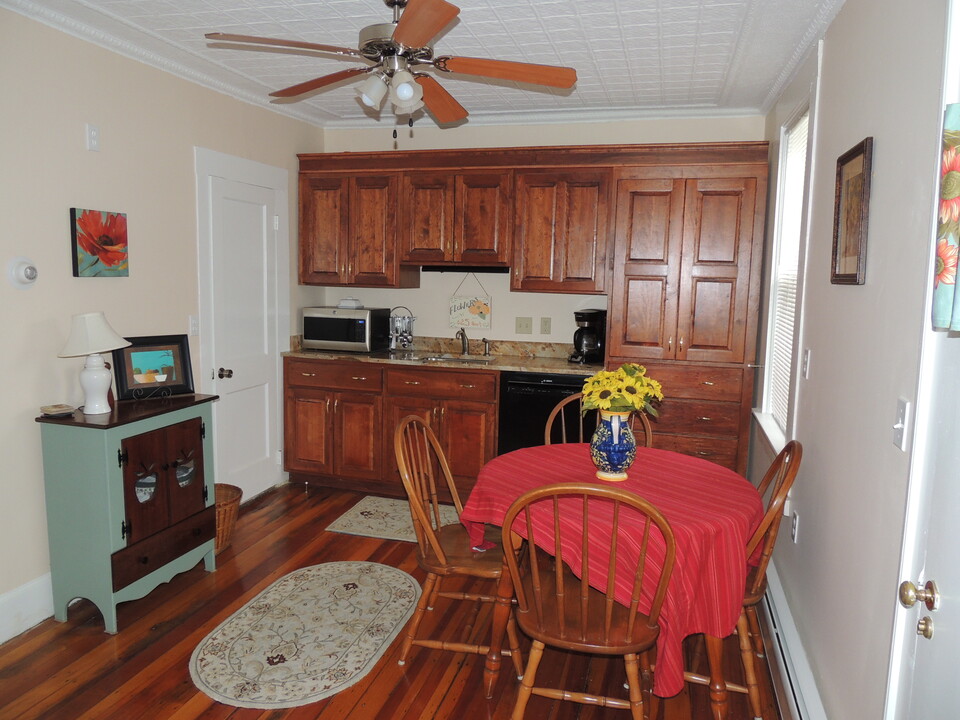 86 Lafayette St, Unit Cottage-like Unit in Claremont, NH - Foto de edificio
