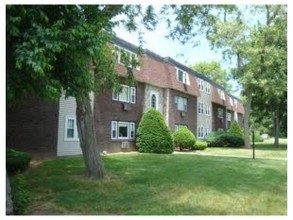 Kingswood Park Village in Bridgewater, MA - Foto de edificio - Building Photo