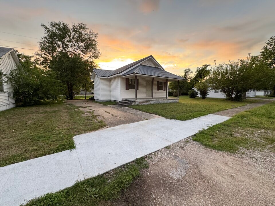 308 Stewart St in Bernie, MO - Building Photo