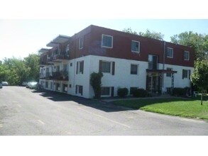 2410 Maple Ave in Anoka, MN - Foto de edificio - Building Photo