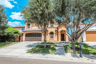 2306 Leo Reyes Ct, Unit D in Laredo, TX - Building Photo - Building Photo