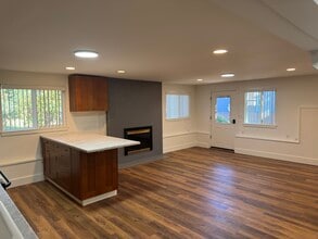 2829 Larch Way in Lynnwood, WA - Foto de edificio - Building Photo