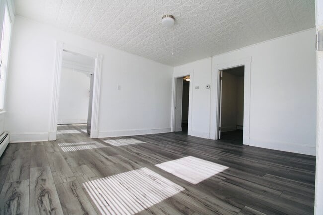 61 N Leonard St, Unit 2 in Waterbury, CT - Building Photo - Building Photo