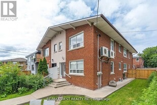 34 Penhurst Ave in Toronto, ON - Building Photo