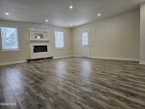 489 Grooms Rd in Clifton Park, NY - Building Photo - Building Photo