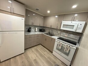 1825 W 44th Pl in Hialeah, FL - Foto de edificio - Building Photo