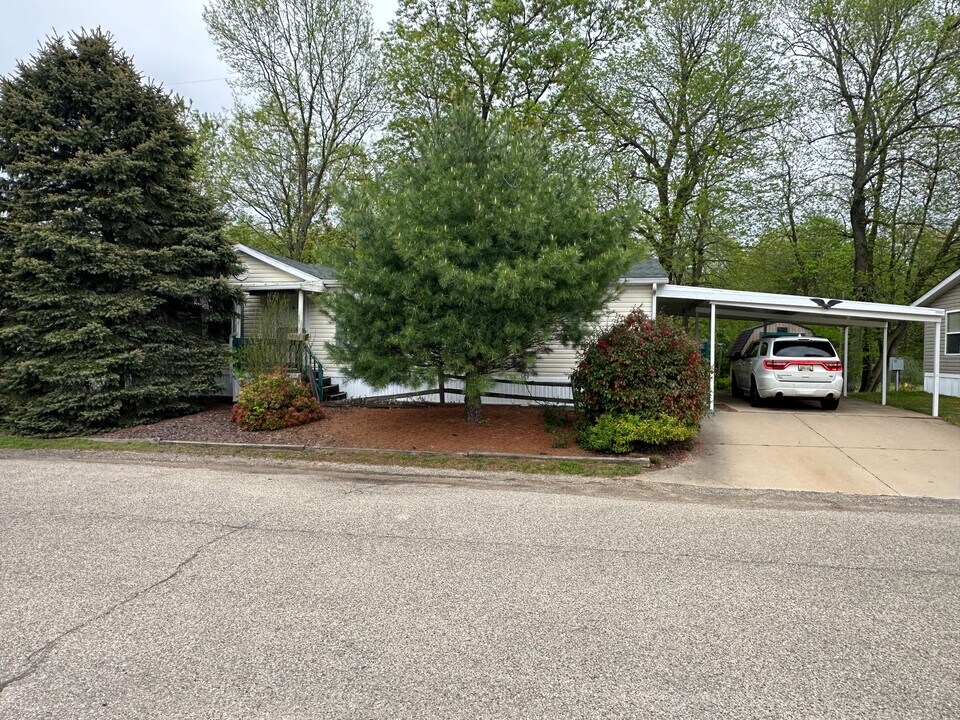 38 Dusty Trail in Battle Creek, MI - Building Photo