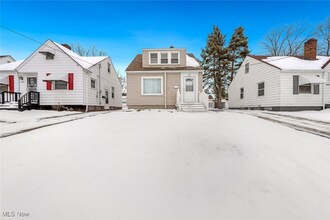 18851 Raymond St in Maple Heights, OH - Foto de edificio - Building Photo