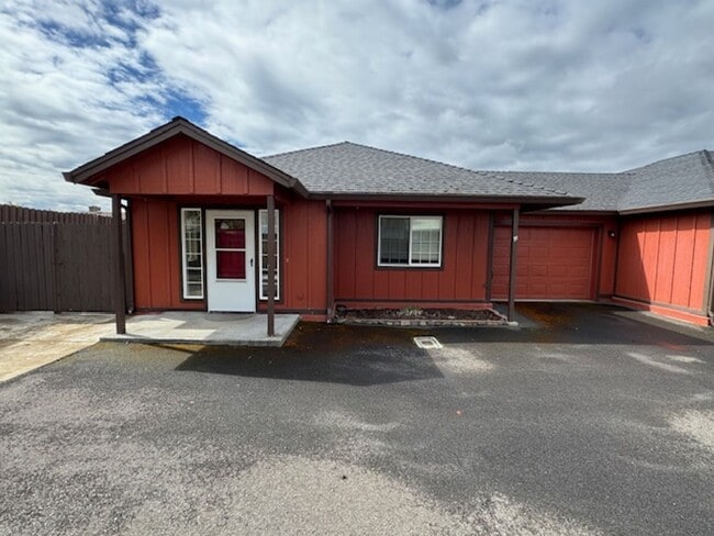 118 N Shasta Ave in Eagle Point, OR - Building Photo - Building Photo