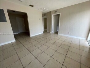 534 NW 23rd Ave-Unit -2 in Fort Lauderdale, FL - Building Photo - Building Photo