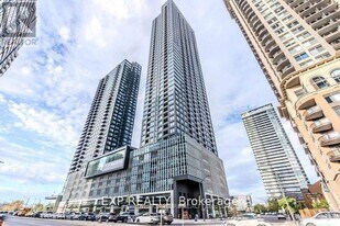 395 Square One Dr in Mississauga, ON - Building Photo